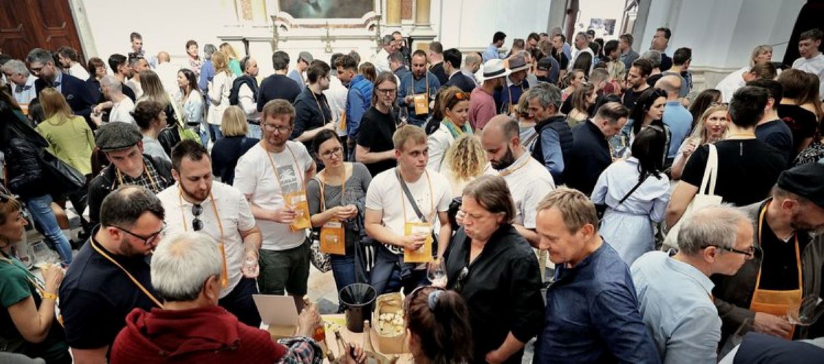 Bild: https://www.orangewinefestival.si/