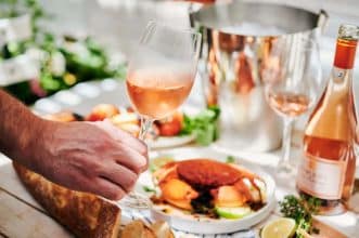 Welcher Roséwein passt am besten zu gegrilltem Lachs an einem Sommerabend?